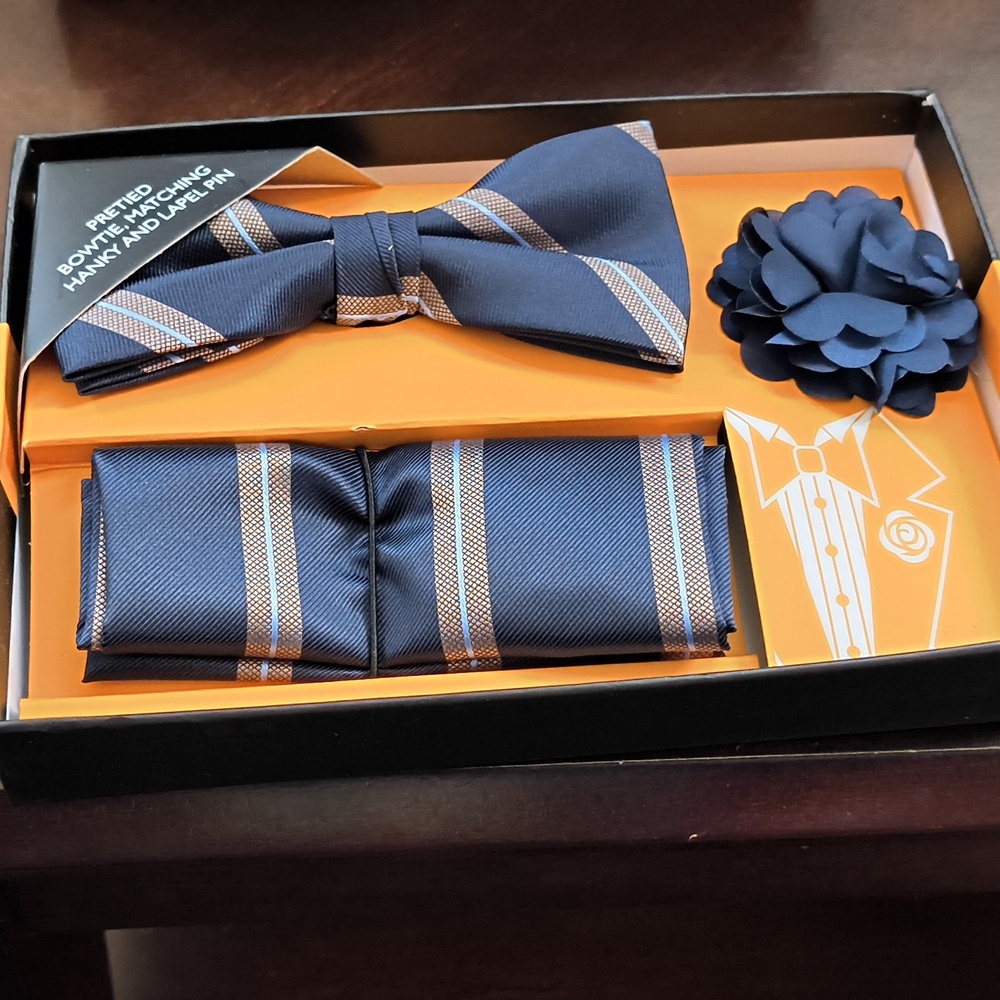 Men's pre-tied bowtie sets with hanky and lapel pin